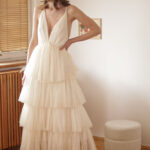 Aira - długa, tiulowa sukienka z głębokim dekoltem