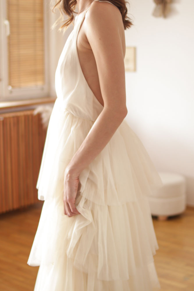 Aira - długa, tiulowa sukienka z głębokim dekoltem-02 Aira - długa, tiulowa sukienka z głębokim dekoltem