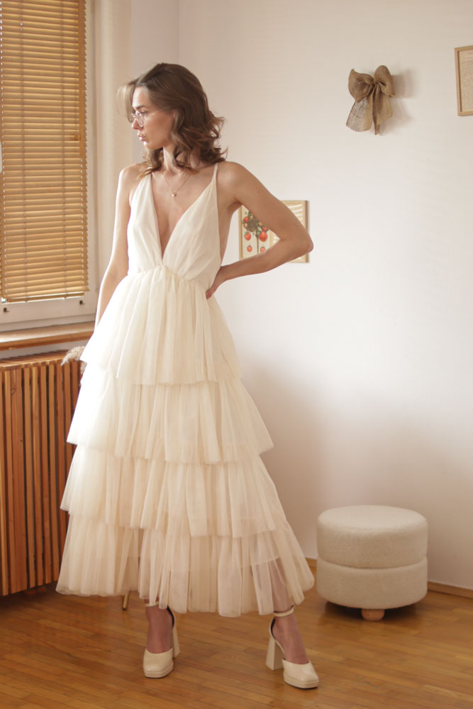 Aira - długa, tiulowa sukienka z głębokim dekoltem-11 Aira - długa, tiulowa sukienka z głębokim dekoltem