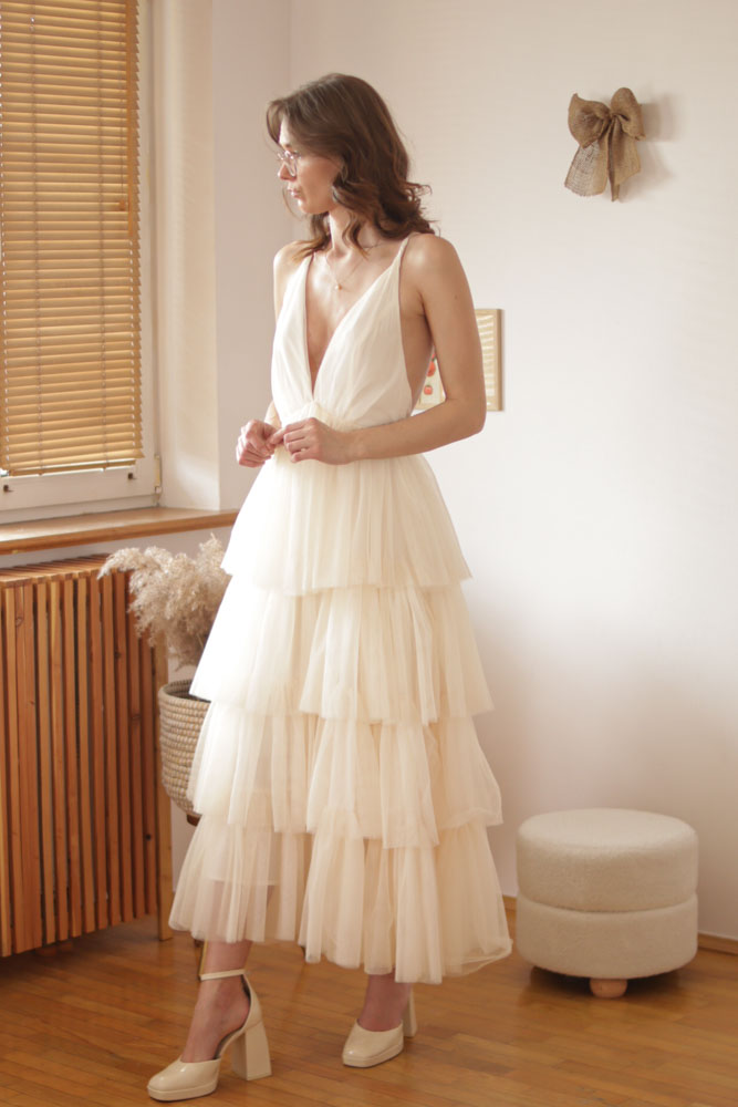 Aira - długa, tiulowa sukienka z głębokim dekoltem-13 Aira - długa, tiulowa sukienka z głębokim dekoltem