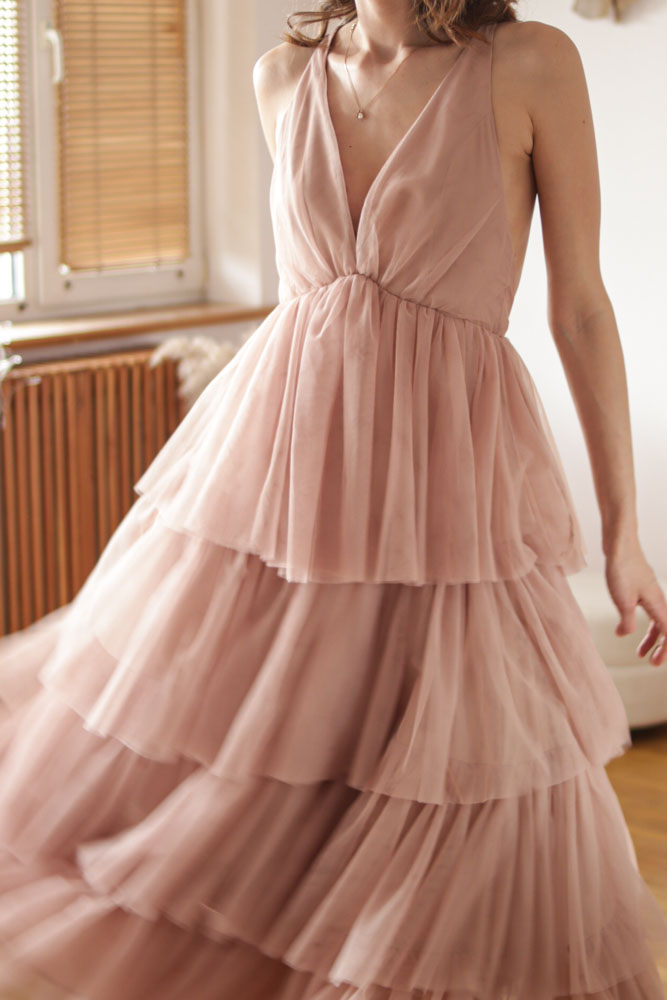 Aira - długa, tiulowa sukienka z głębokim dekoltem-18 Aira - długa, tiulowa sukienka z głębokim dekoltem