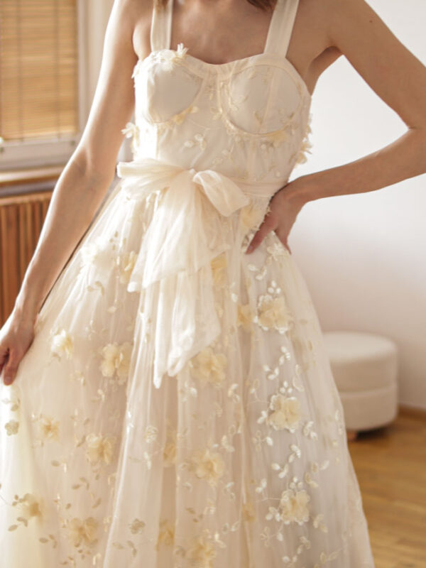 Angelica - tiulowa sukienka na ramiączkach z kwiatkami 3D i haftami