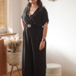 Epipogium WIĘKSZY ROZMIAR - kombinezon z prostymi, długimi nogawkami i zakładkowym dekoltem