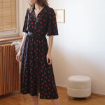 Firmiana - wiskozowa sukienka z zakładkowym dekoltem, rozcięciem i szerokim rękawkiem