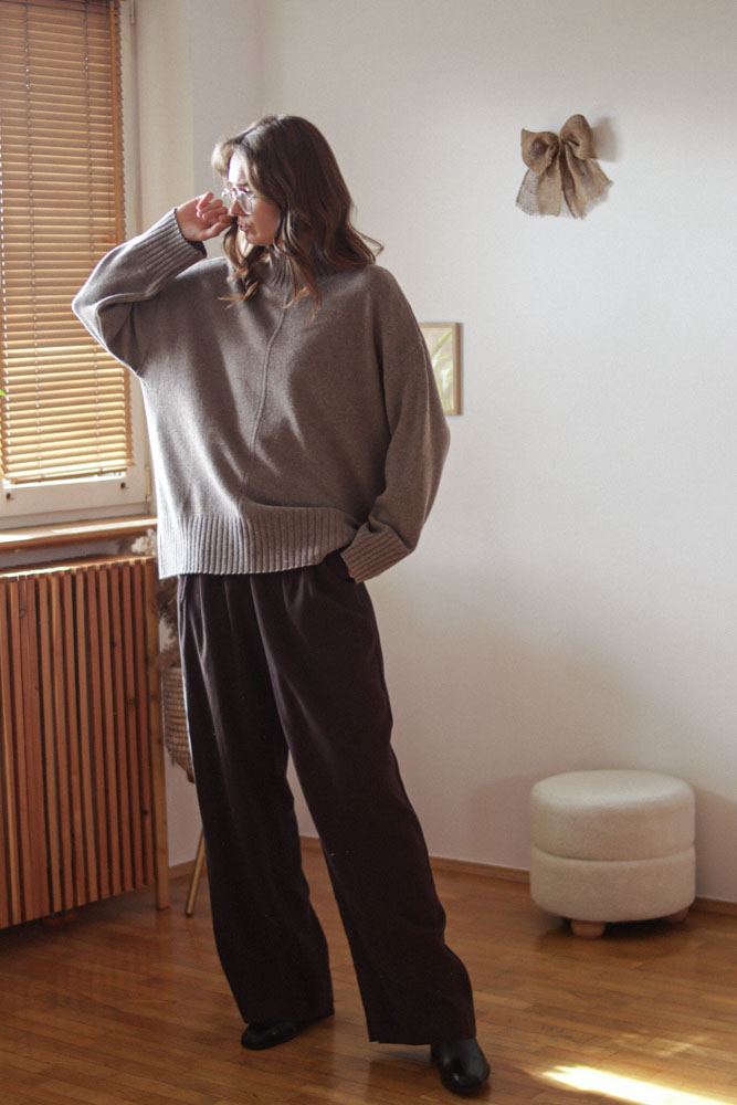 Campsis - oversizowy sweter z półgolfem (80% wełna)-03