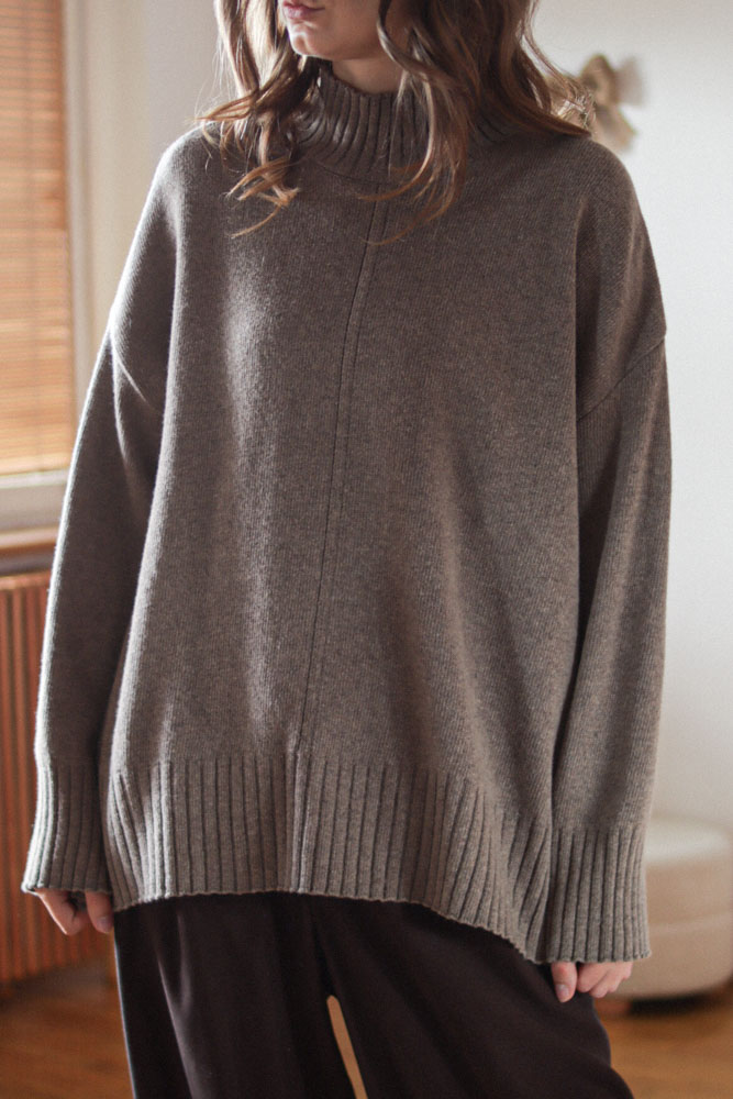 Campsis - oversizowy sweter z półgolfem (80% wełna)-04