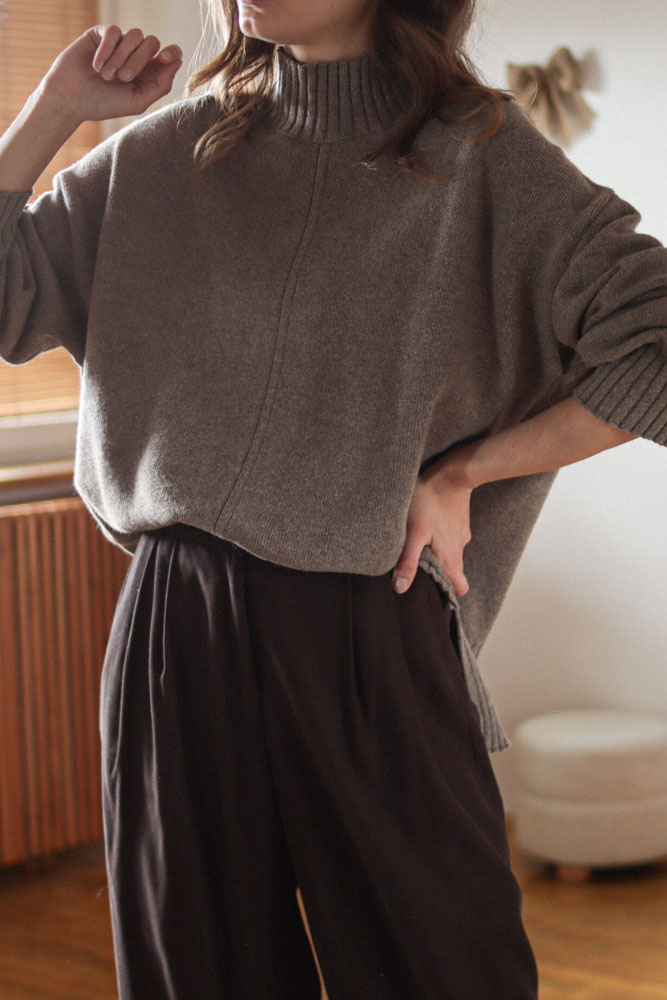 Campsis - oversizowy sweter z półgolfem (80% wełna)-06