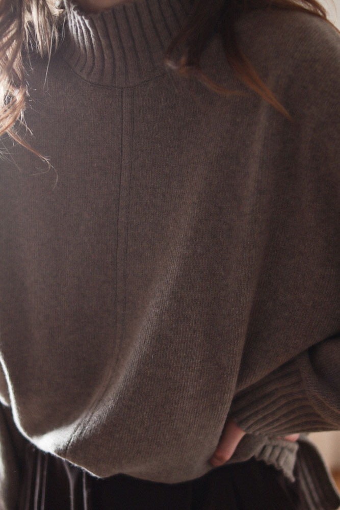 Campsis - oversizowy sweter z półgolfem (80% wełna)-07