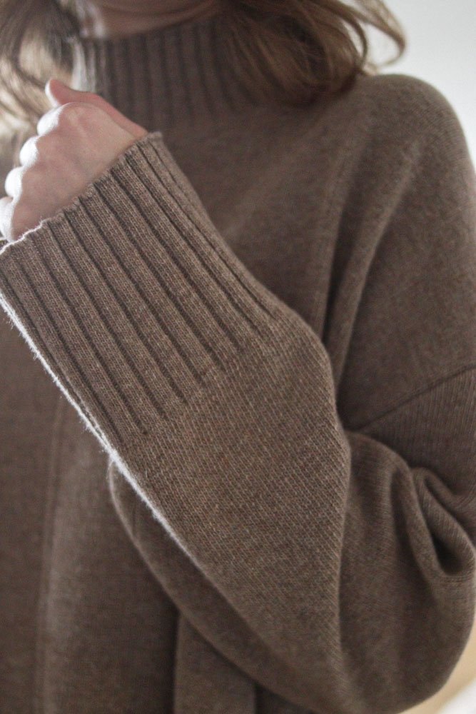 Campsis - oversizowy sweter z półgolfem (80% wełna)-17