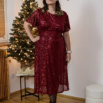 Caldesia - długa cekinowa sukienka z kokardą na plecach