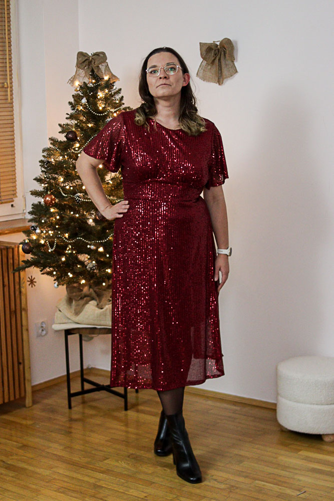 Caldesia - długa cekinowa sukienka z kokardą na plecach