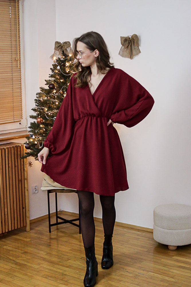 Pistacia - krótka sukienka z zakładkowym dekoltem