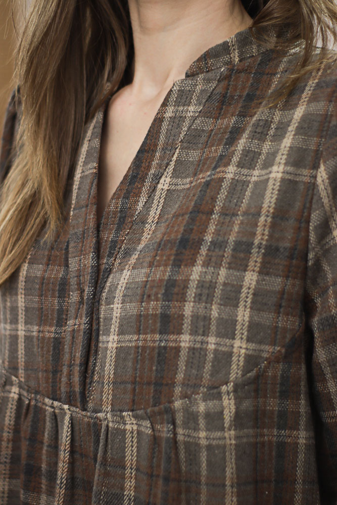 Aremonia - krótka, luźna sukienka w brązową kratę -10 Aremonia - krótka, luźna sukienka w brązową kratę
