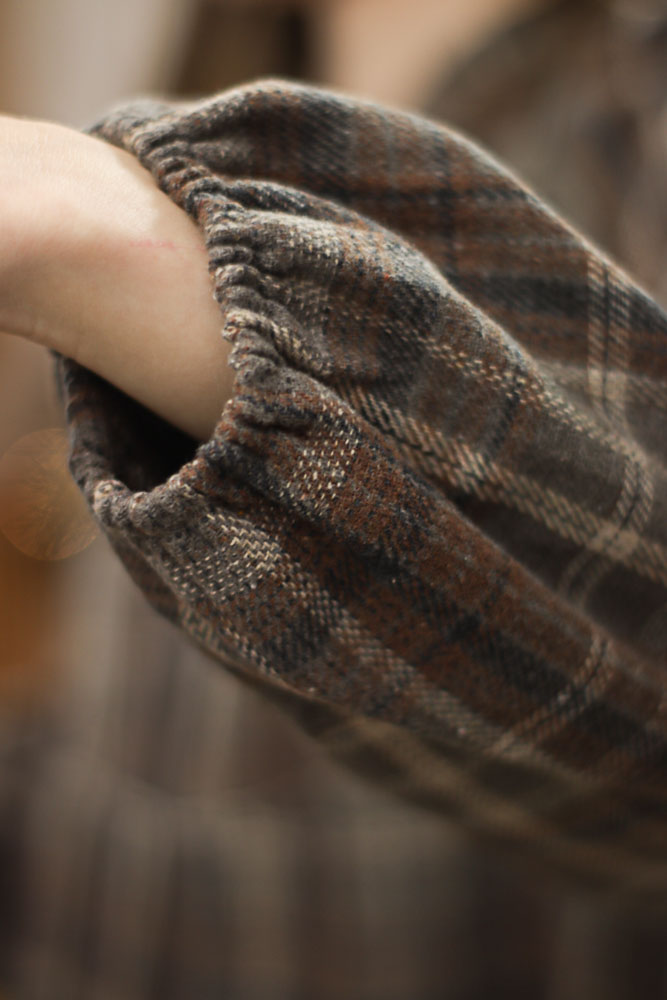 Aremonia - krótka, luźna sukienka w brązową kratę -11 Aremonia - krótka, luźna sukienka w brązową kratę