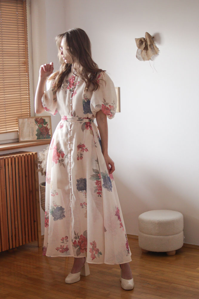 Ambrosia - rozkloszowana sukienka zapinana na guziki z bufiastymi rękawami -01