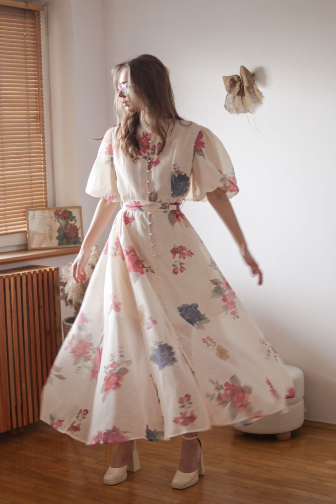 Ambrosia - rozkloszowana sukienka zapinana na guziki z bufiastymi rękawami -04