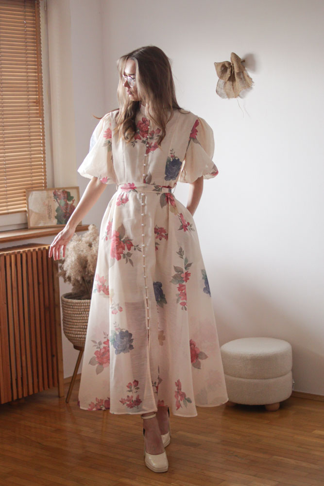 Ambrosia - rozkloszowana sukienka zapinana na guziki z bufiastymi rękawami -05