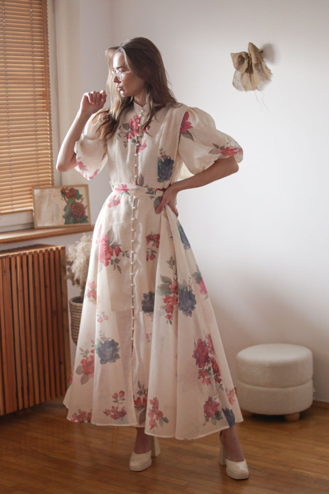 Ambrosia - rozkloszowana sukienka zapinana na guziki z bufiastymi rękawami -06