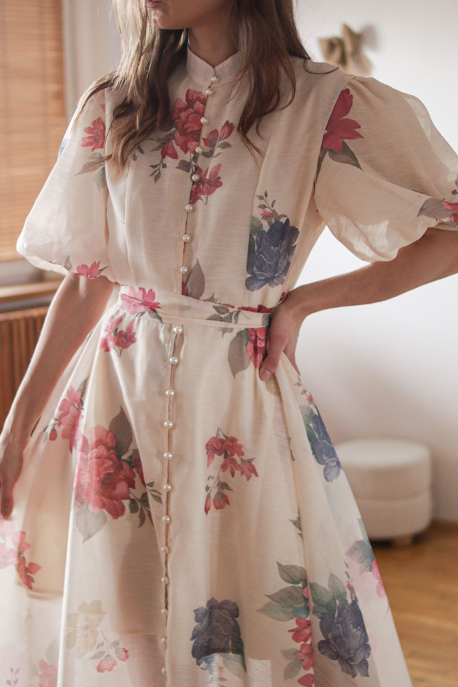 Ambrosia - rozkloszowana sukienka zapinana na guziki z bufiastymi rękawami -07