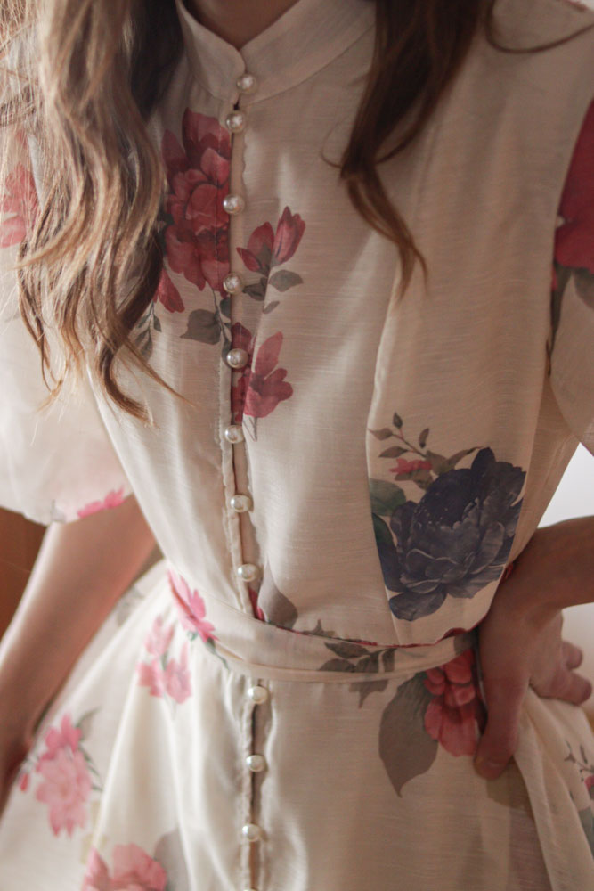 Ambrosia - rozkloszowana sukienka zapinana na guziki z bufiastymi rękawami -08