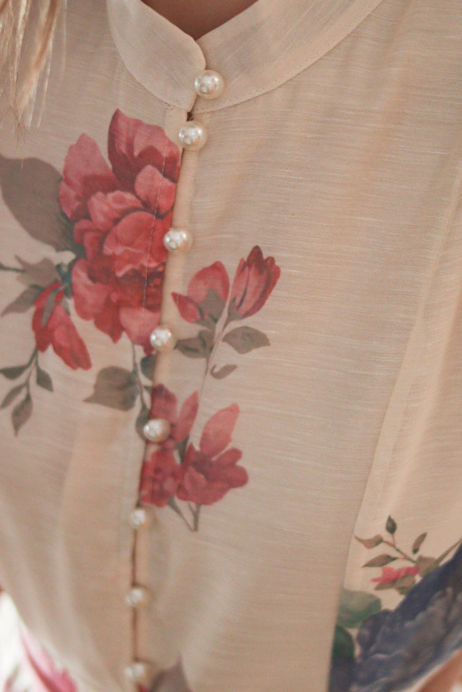 Ambrosia - rozkloszowana sukienka zapinana na guziki z bufiastymi rękawami -10