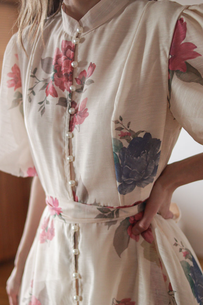 Ambrosia - rozkloszowana sukienka zapinana na guziki z bufiastymi rękawami -11