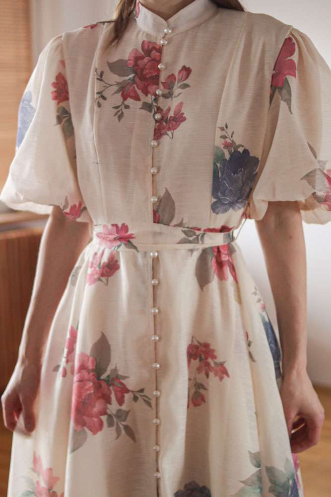 Ambrosia - rozkloszowana sukienka zapinana na guziki z bufiastymi rękawami -12