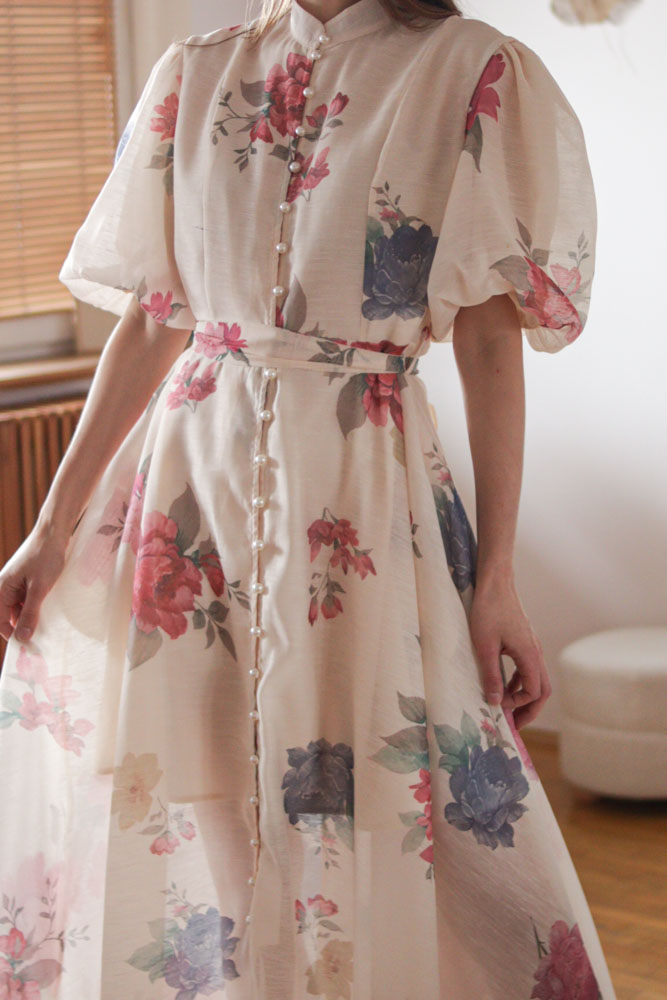 Ambrosia - rozkloszowana sukienka zapinana na guziki z bufiastymi rękawami -13