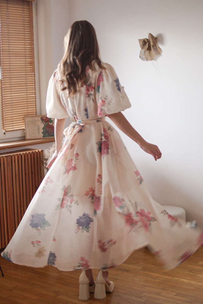 Ambrosia - rozkloszowana sukienka zapinana na guziki z bufiastymi rękawami -16