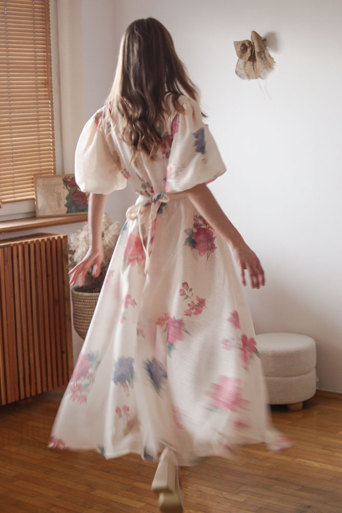 Ambrosia - rozkloszowana sukienka zapinana na guziki z bufiastymi rękawami -17