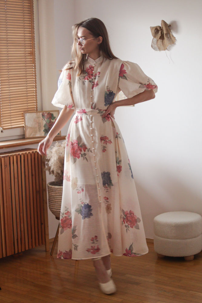 Ambrosia - rozkloszowana sukienka zapinana na guziki z bufiastymi rękawami -18