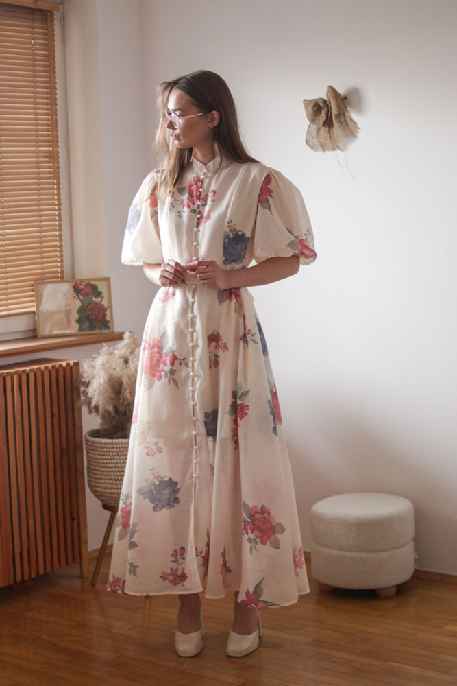 Ambrosia - rozkloszowana sukienka zapinana na guziki z bufiastymi rękawami -19