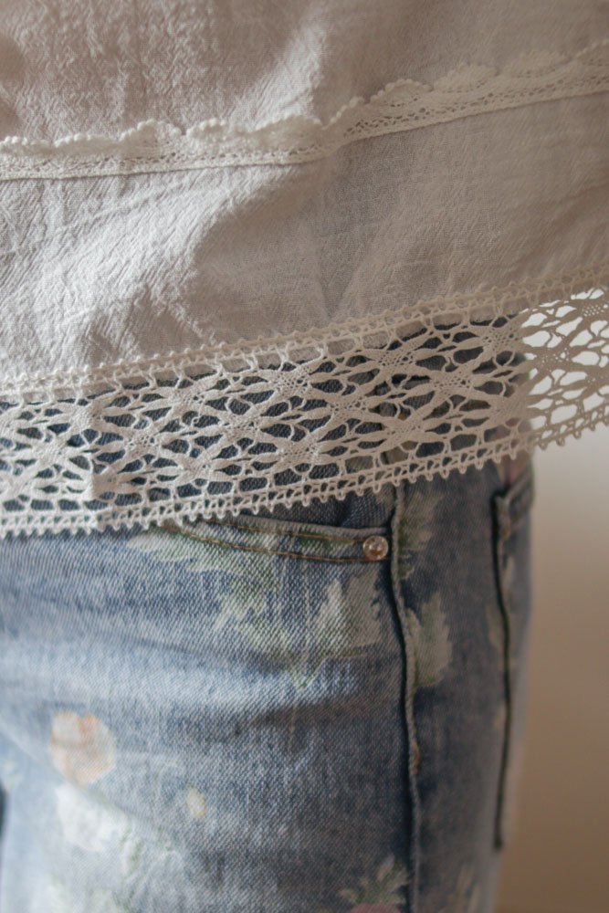 Catharanthus – biała koszula z kwiatowymi haftami z przodu-01