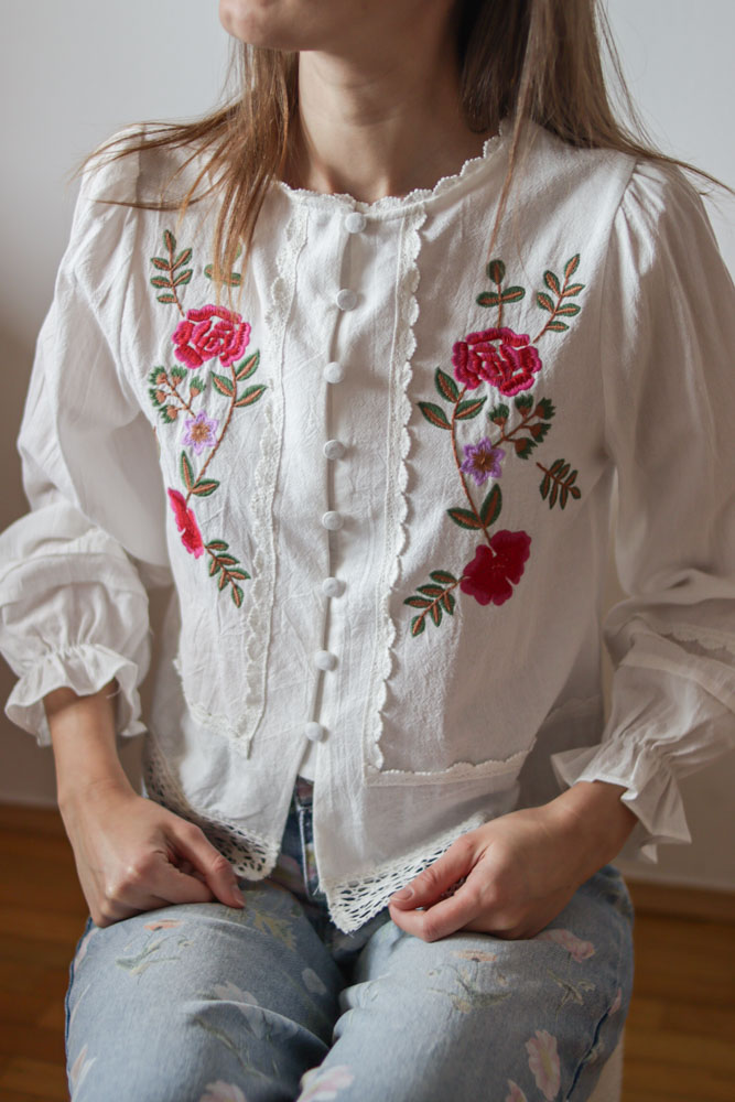 Catharanthus – biała koszula z kwiatowymi haftami z przodu-02