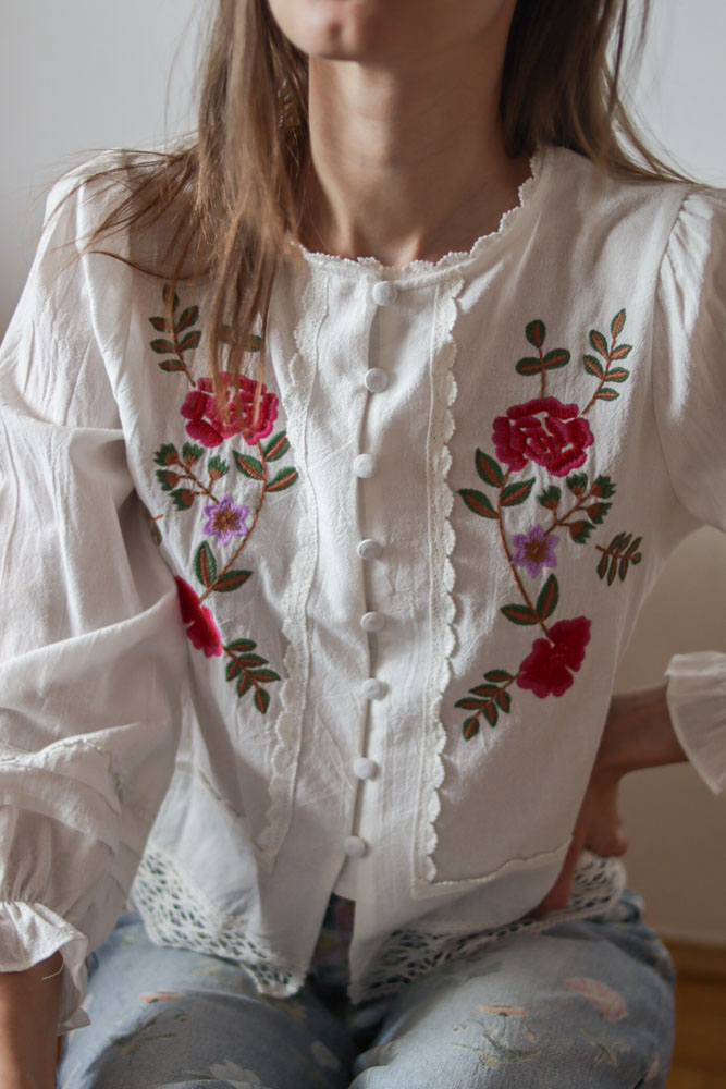 Catharanthus – biała koszula z kwiatowymi haftami z przodu-03