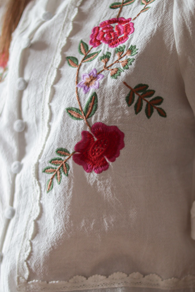 Catharanthus – biała koszula z kwiatowymi haftami z przodu-05