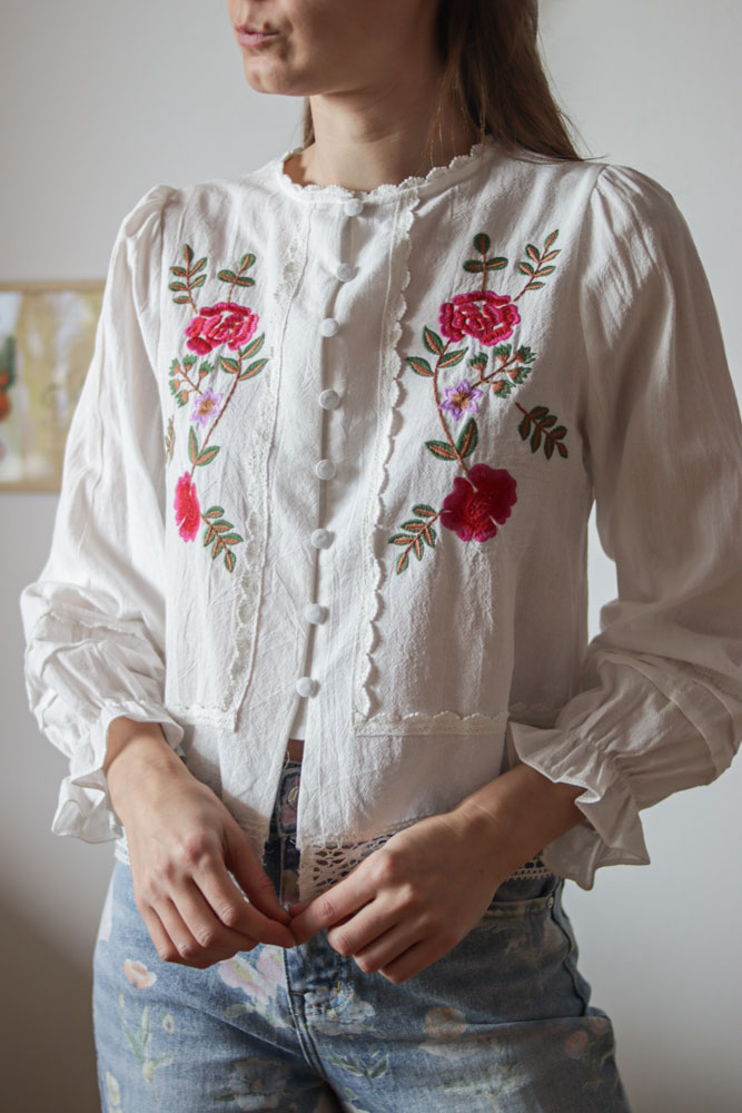 Catharanthus – biała koszula z kwiatowymi haftami z przodu-06