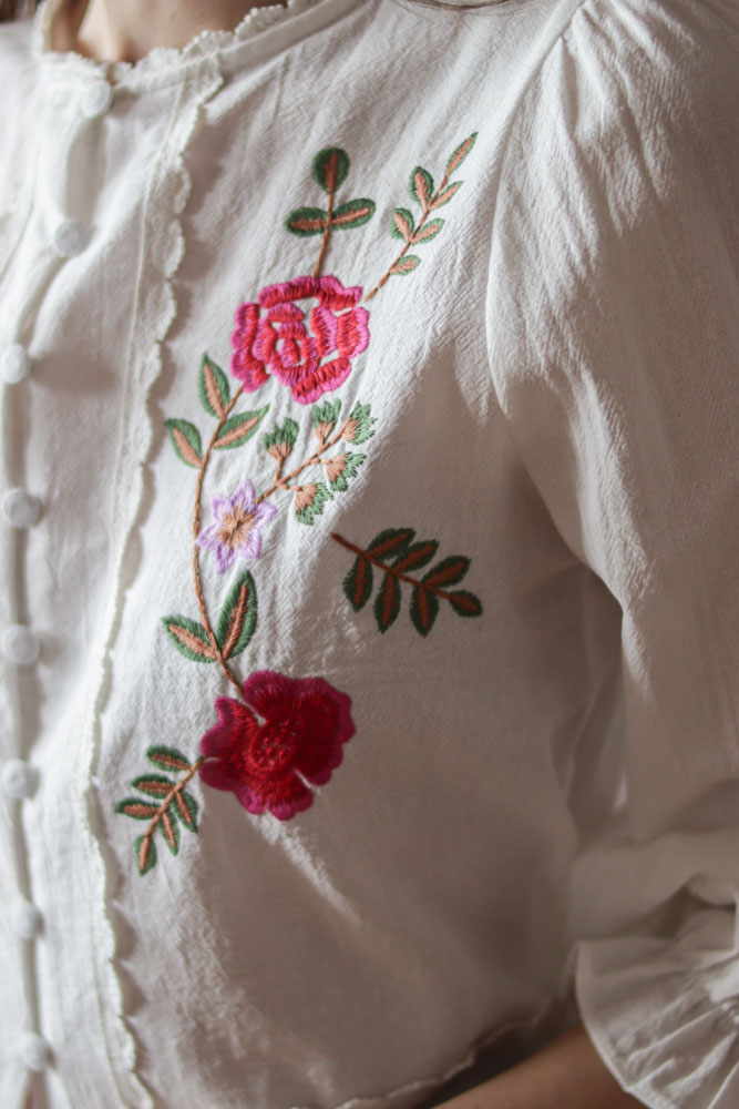 Catharanthus – biała koszula z kwiatowymi haftami z przodu-09