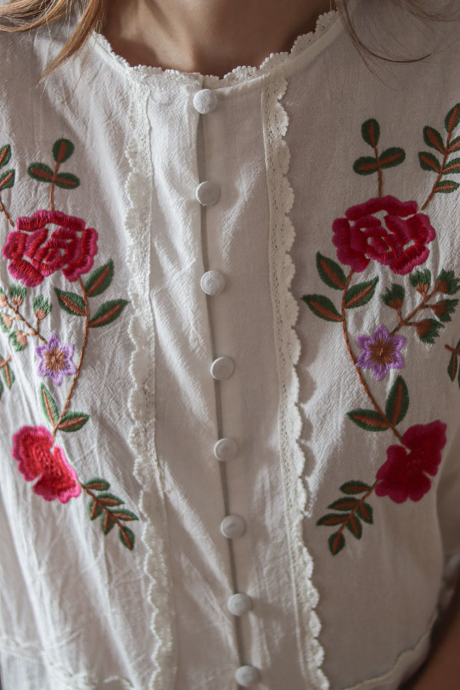Catharanthus – biała koszula z kwiatowymi haftami z przodu-10
