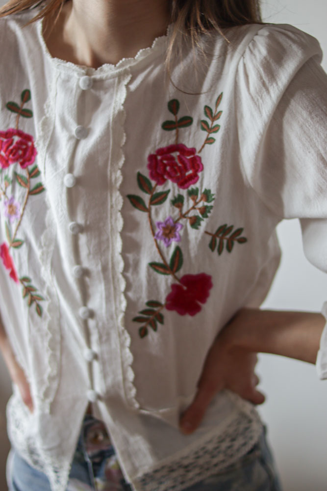 Catharanthus – biała koszula z kwiatowymi haftami z przodu-11