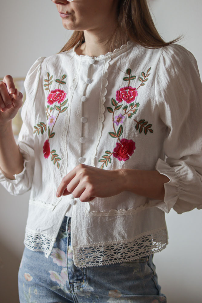 Catharanthus – biała koszula z kwiatowymi haftami z przodu-12