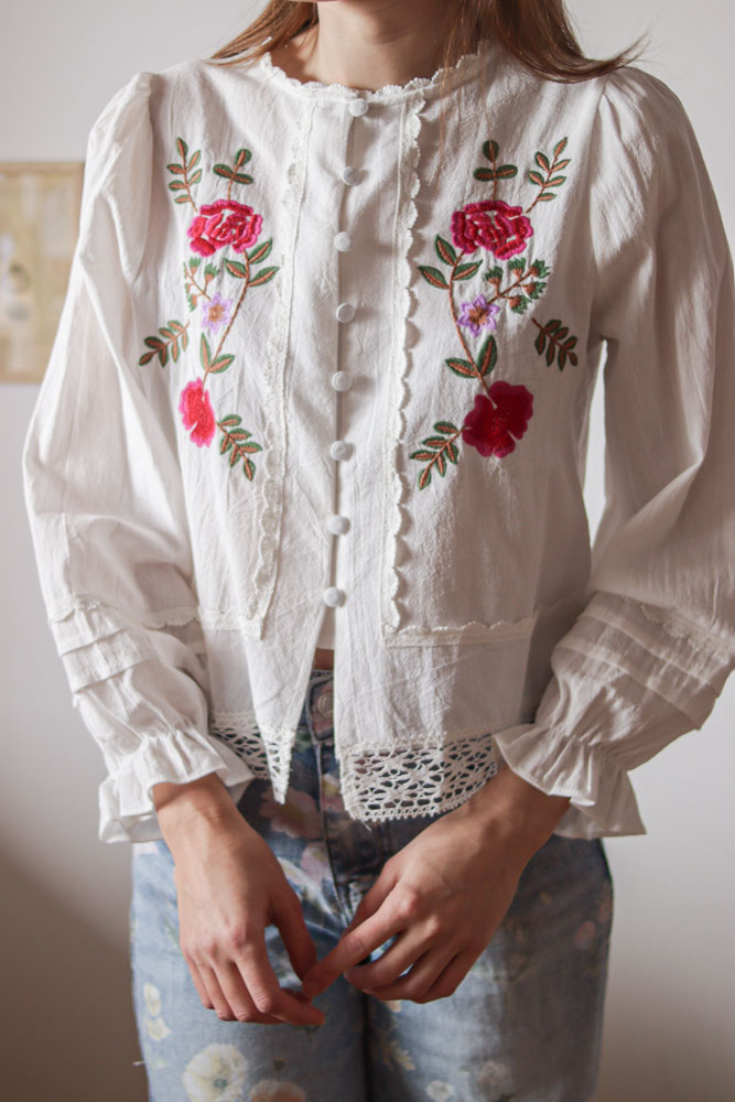 Catharanthus – biała koszula z kwiatowymi haftami z przodu-14