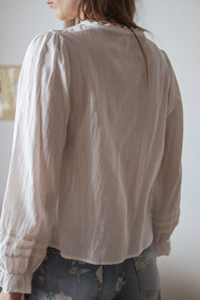 Catharanthus – biała koszula z kwiatowymi haftami z przodu-15