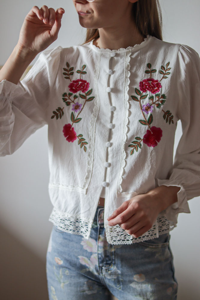 Catharanthus – biała koszula z kwiatowymi haftami z przodu-17