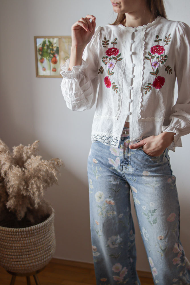 Catharanthus – biała koszula z kwiatowymi haftami z przodu-18