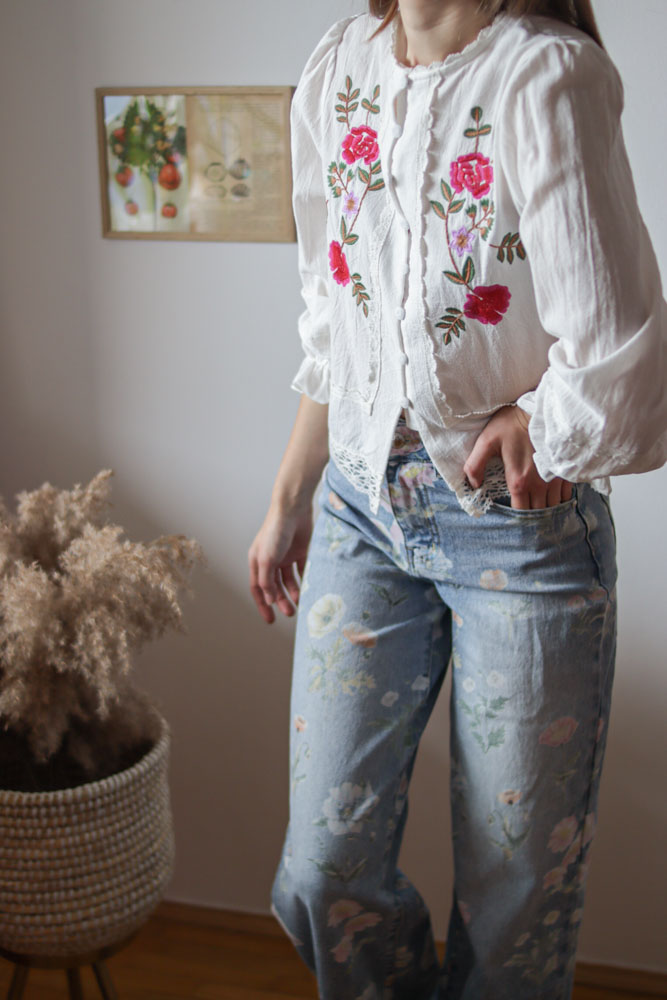 Catharanthus – biała koszula z kwiatowymi haftami z przodu-19