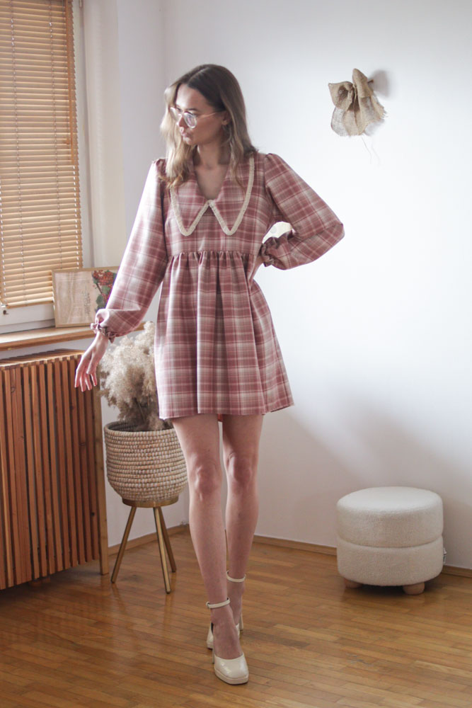 Ceiba PINK DRESS - luźna, krótka sukienka z ozdobnym kołnierzem-02