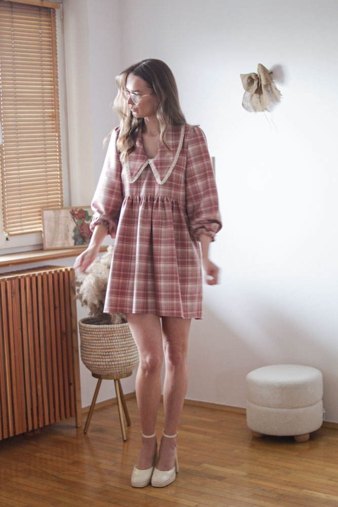 Ceiba PINK DRESS - luźna, krótka sukienka z ozdobnym kołnierzem-07