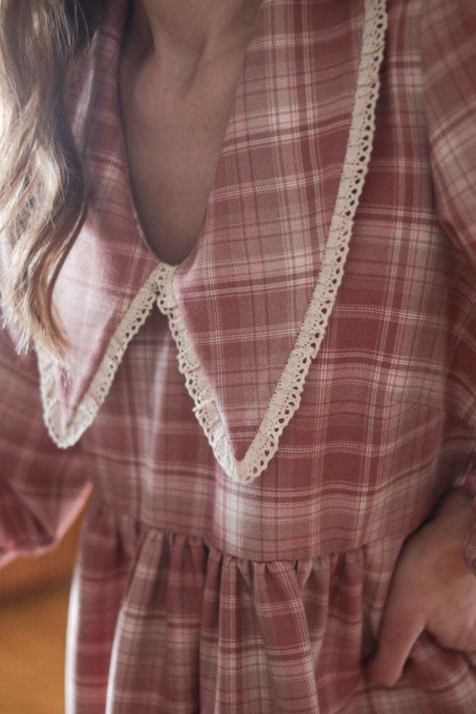 Ceiba PINK DRESS - luźna, krótka sukienka z ozdobnym kołnierzem-10