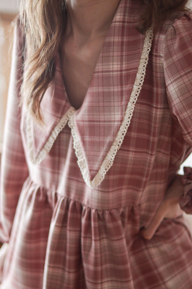 Ceiba PINK DRESS - luźna, krótka sukienka z ozdobnym kołnierzem-12